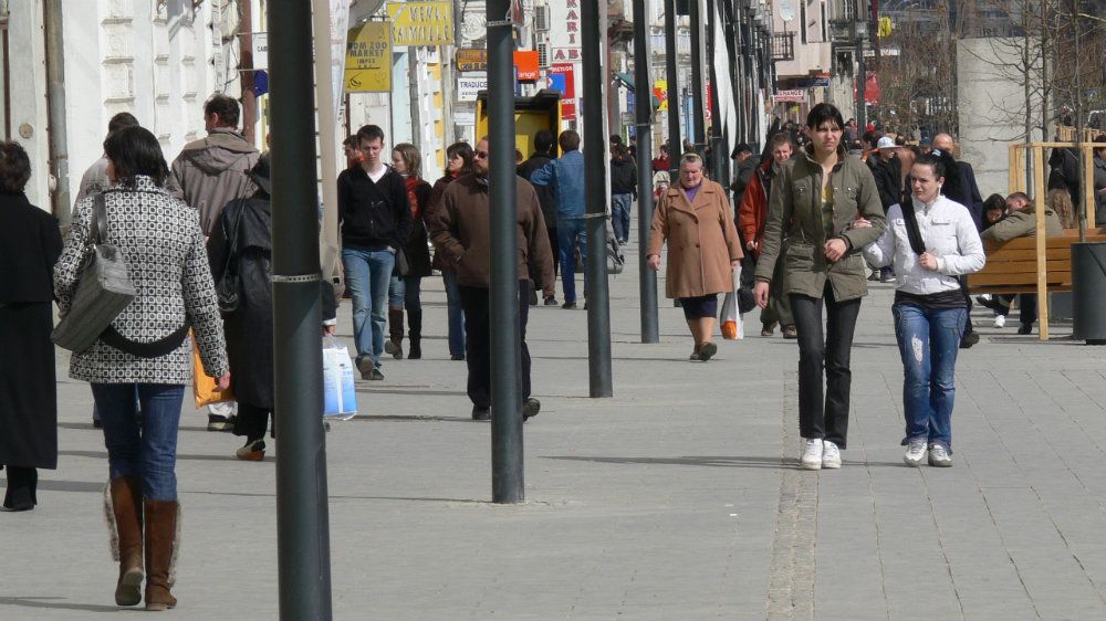 oameni-pe-strada-