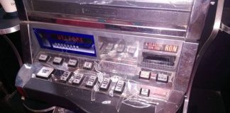 L-a părăsit norocul și a spart aparatul care îi mâncase banii. A ajuns pe mâna poliției