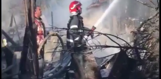 O mamă cu trei copii are nevoie de ajutor. A rămas pe drumuri, în urma unui incendiu