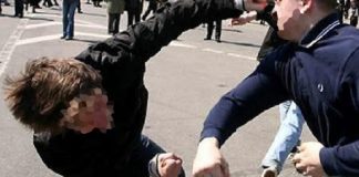 Bătaie cruntă între un adolescent și vecinul său. De la ce a pornit scandalul