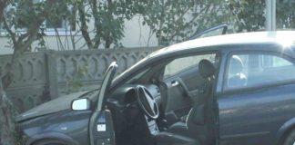 Amețit de alcool, a pierdut controlul volanului și a intrat cu mașina în poarta unui vecin