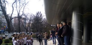 Colindătorii, primiți cu daruri de președintele Consiliului Județean, Petre Emanoil Neagu