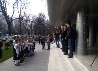 Colindătorii, primiți cu daruri de președintele Consiliului Județean, Petre Emanoil Neagu