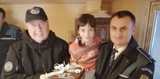 Polițiștii buzoieni au sărbătorit astăzi o fetiță pe care au găsit-o rătăcită în pădure