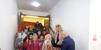 Moș Nicolae a poposit la Consiliul Județean. Piesă de teatru și dulciuri pentru cei mici