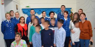 Moș Crăciun și jandarmii au sosit la copiii din căsuțele de tip familial