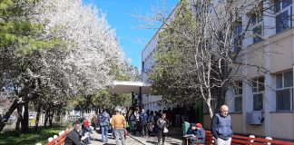 Apel: Nu vă îngrămădiți la ușa Policlinicii “23 August”!