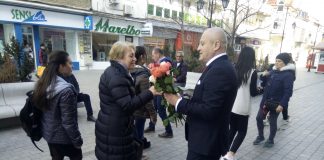 Flori pentru doamne și domnișoare din partea președintelui Consiliului Județean