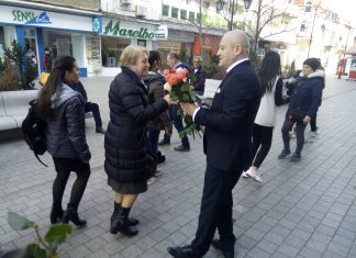 Flori pentru doamne și domnișoare din partea președintelui Consiliului Județean