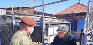 Galerie FOTO! „Alături de veteranii noștri!”, campanie umanitară inițiată de Garnizoana Buzău. Emoții, la primul caz