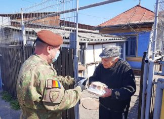 Galerie FOTO! „Alături de veteranii noștri!”, campanie umanitară inițiată de Garnizoana Buzău. Emoții, la primul caz