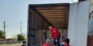 Galerie FOTO! TIR încărcat cu ajutoare de la Crucea Roșie. Unde și ce au dus voluntarii buzoieni