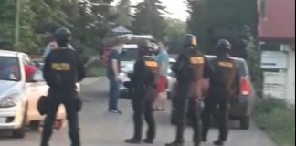 Doi scandalagii din Pogoanele, săltați de mascați și băgați în arest! Unul dintre ei a aruncat cu o sapă înspre polițiști