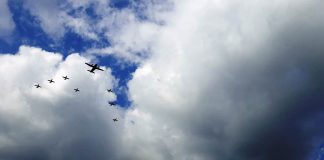 FOTO! Ziua Aviației, sărbătorită altfel, la Buzău! Au survolat centrul orașului