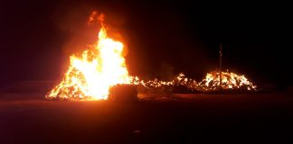 FOTO! Incendiu de proporții, în miez de noapte. Pagube mari la un depozit