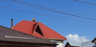 (UPDATE) FOTO! Tentativă de suicid, la Costești! Un tânăr amenință că se aruncă de pe casă