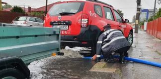 Gospodării inundate, pe strada Viilor! Pompierii intervin