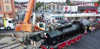 Montarea locomotivei la gară, misiune extrem de anevoioasă. Operațiunea continuă astăzi