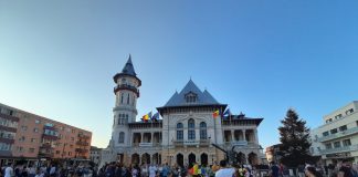 FOTO! Acum, în fața Primăriei! PROTEST al mămicilor!