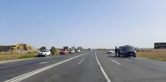 FOTO! Trafic reluat, spre Ploiești! Operațiune dificilă de repunere pe roți a cisternei