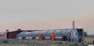 Risc de explozie! Cisternă răsturnată, la ieșire din oraș! Trafic blocat spre Ploiești