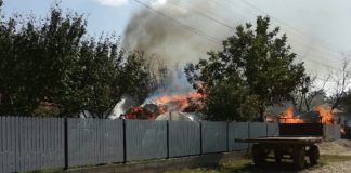 Incendiu de proporții în localitatea Albești. Pompierii intervin