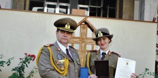 FOTO! E buzoiancă! Ea este șefa de promoție a Institutului de Medicină Militară!