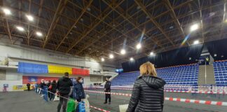 FOTO! Acum, la Sala Sporturilor! Au sosit sacii cu buletine. Cum decurge predarea
