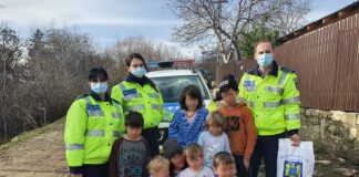 FOTO! Moș Crăciun a împărțit daruri cu ajutorul polițistilor buzoieni