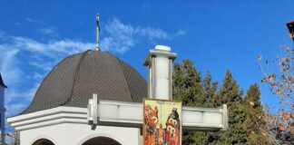 (FOTO) Cruce din gheață, în curtea Catedralei Arhiepiscopale. Sute de buzoieni au mers să ia agheasma mare