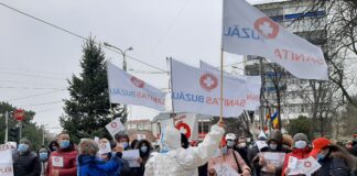 (FOTO) ACUM, PROTEST în fața Prefecturii! De ce pichetează sindicaliștii SANITAS