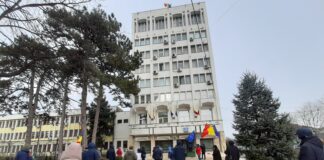 FOTO! ACUM, în fața Prefecturii! Aproape 30 de pensionari protestează