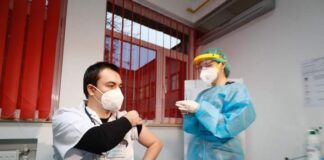 (FOTO) A inceput și la Buzău! Cine a fost primul medic vaccinat anti-COVID