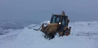 (FOTO) BERCA. Drumuri blocate. Primăria a intervenit cu utilaje de deszăpezire