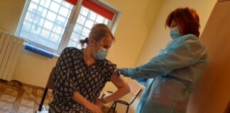 (FOTO) Șefa de la Casa Albă s-a vaccinat anti-COVID. Adina Moiseanu, mesaj pentru buzoieni și personalul medical