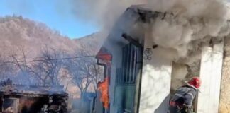 Bătrân din Bisoca, în stare critică, la spital! Scos de pompieri, din casa incendiată. Medicii sunt rezervați…