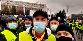(FOTO) ACUM! Protest! „Nu ne sperie ploaia! Pentru drepturile politistilor!”