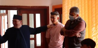 (FOTO) „Dumnezeu să îi ajute și să le dea tărie tuturor!” Ciolacu, vizită la așezământul din Sătuc