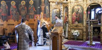 (FOTO) Sfânta Cruce, purtată pe umăr de ÎPS Ciprian. Denia celor 12 Evanghelii