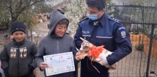 (FOTO) Ieduța Caramelle și băiețelul Ștefănuț. Surpriza polițiștilor buzoieni pentru o familie din Vernești