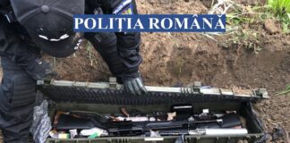 (FOTO) Le-au găsit îngropate în curte! Percheziții! Arsenal de arme și mercur, captura polițiștilor buzoieni