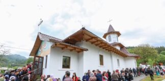 (FOTO) ÎPS Ciprian a sfințit biserica Spulber, veche de 180 de ani!