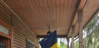 Vizită surpriză la Muzeul de la Colți. Vizitator cu sânge albastru la colecția de chihlimbar