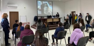 (FOTO) Infracțiunile la viața sexuală, temă de discuție a elevilor cu polițiștii, la „Eminescu” și „Meserii și Servicii”