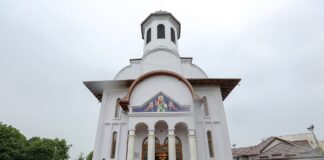 Galerie FOTO! Sute de enoriași, la resfințirea Bisericii Sf. Apostol Andrei, din cartierul Micro 14. A slujit ÎPS Ciprian