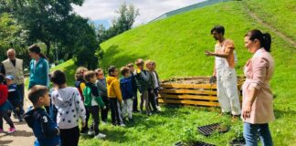 Galerie FOTO! „Micii grădinari” au început să planteze prin parc