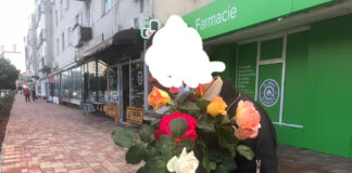 (FOTO) Bărbat cu brațele pline de flori, amendat de polițiștii locali. Iată și motivul!