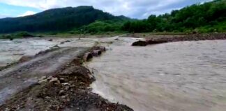 (FOTO) Pod de tuburi și punte pietonală, distruse de viitură