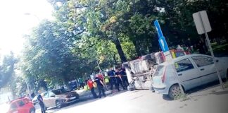 (FOTO) Ambulanță SMURD Buzău, răsturnată în fața ISU Buzău!