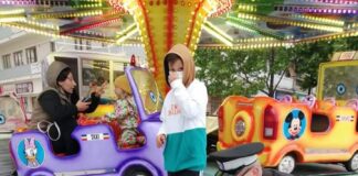 (FOTO) Ce au primit copiii de la polițiștii locali, în parcul de distracții din Piața Dacia